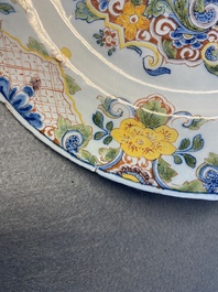 Une assiette en fa&iuml;ence de Delft polychrome &agrave; technique mixte, 18&egrave;me